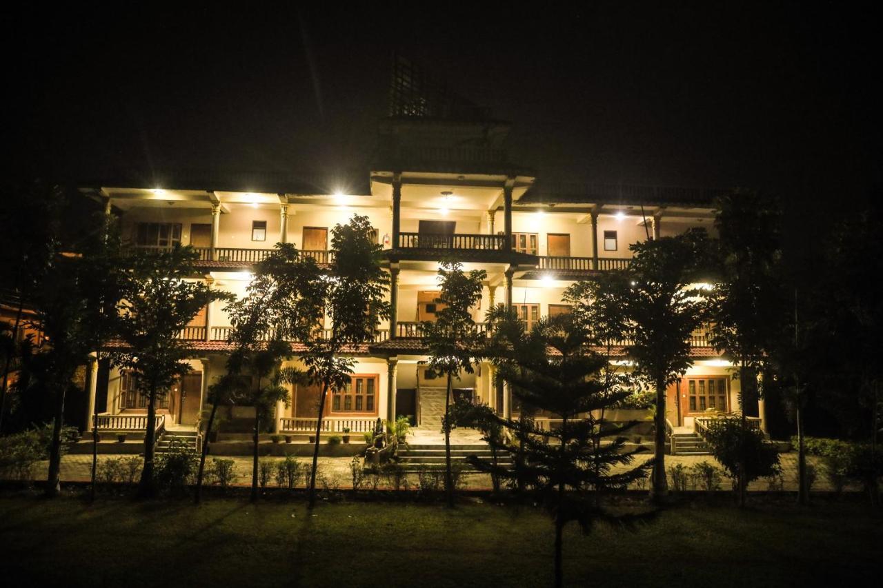 Chitwan Forest Resort , Chitwan National Park Sauraha Exterior foto
